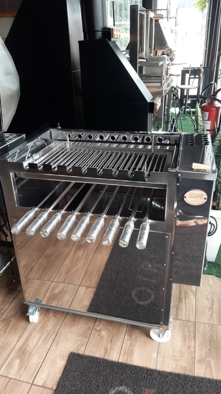 CHURRASQUEIRA PORTÁTIL COM SISTEMA ROTATIVO DE 9 ESPETOS E GRELHA PARA COSTELÃO 
