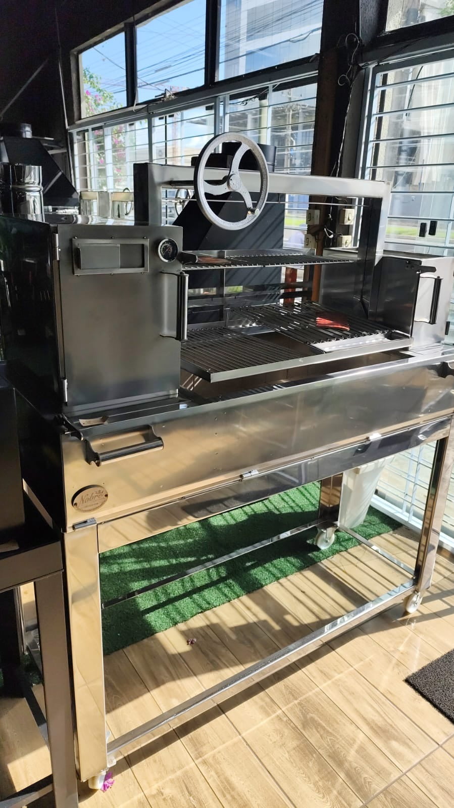 CHURRASQUEIRA PARRILLA INOX 304 150CM COM GRELHA DE ELEVAÇÃO POR VOLANTE COM FORNO E SUPORTE PARA ESPETOS