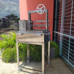 CHURRASQUEIRA PARRILLA INOX 100CM COM GRELHA DE ELEVAÇÃO POR VOLANTE  E SUPORTE PARA ESPETOS INOX 304 COM PORTINHA - Cópia (1)