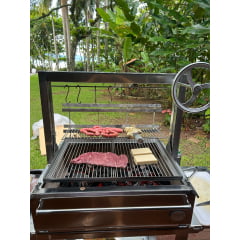 CHURRASQUEIRA PARRILLA COM GRELHA DE ELEVAÇÃO SUPORTE PARA ESPETOS CAVALETE COM RODIZIOS E APOIO LATERAL  90CM INOX 304 